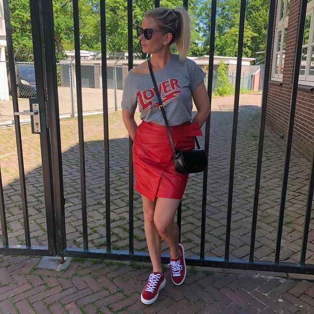26 Beautiful Red Leather Skirt Outfit Ideas You Should See | Outfits