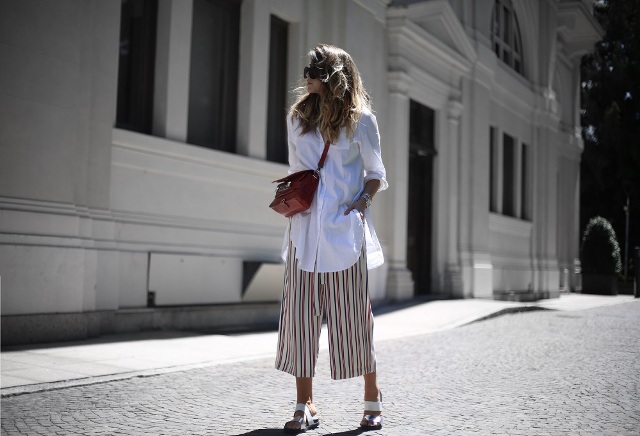 Flip-flops to wear with culottes pants with vertical prints