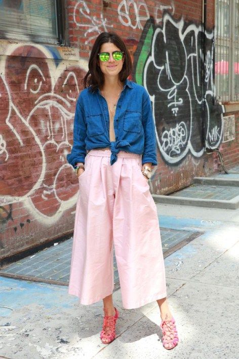 Culottes pants look amazing when combined with pastel sandals