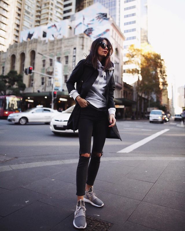 Women Casual Shoes To Wear With Jeans | Outfits & Tips - GlossyU.com