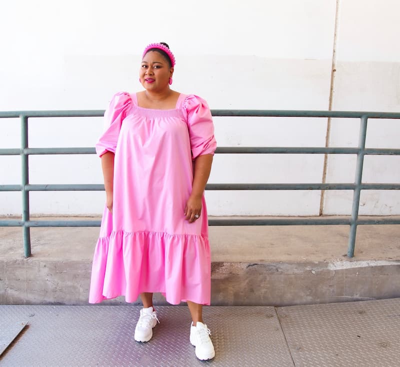 plus size looks with sneakers