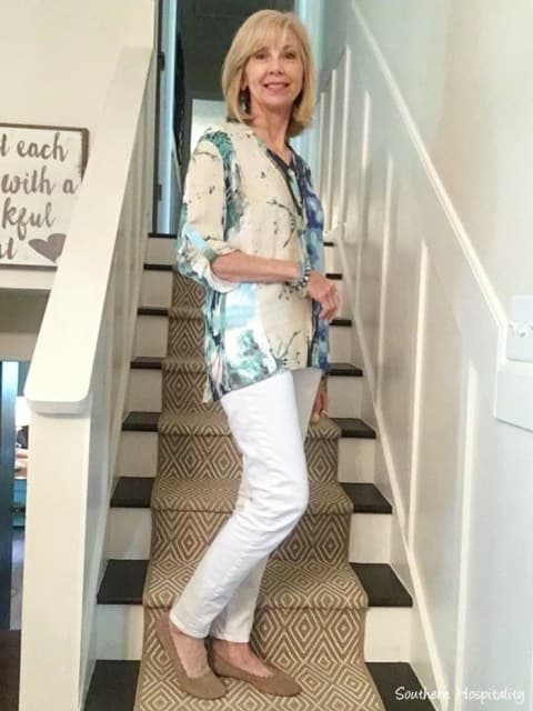 Large blouse with white pants for a casual outfit for women over 50
