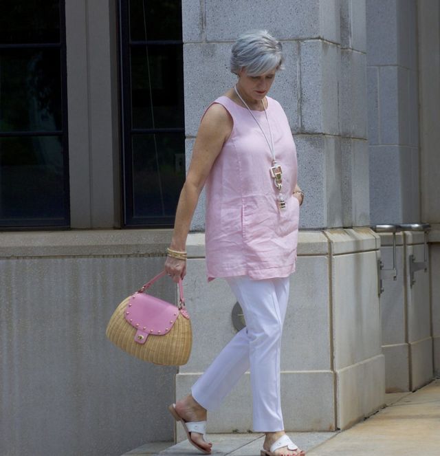 Super casual outfit for 50 year old woman with sleevless pink blouse