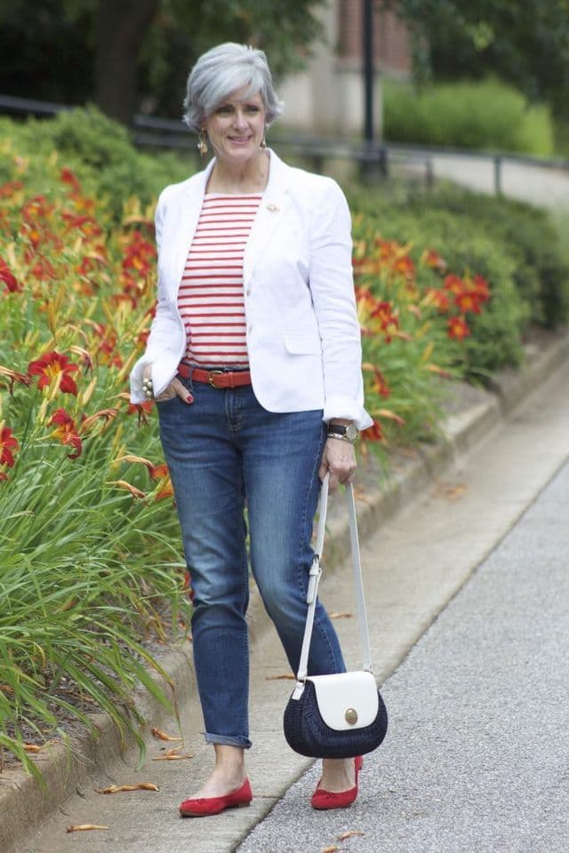 Casual outfit for 50 year old woman whith white blazer, jeans and flat shoes